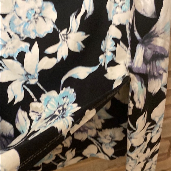 Soft surrounded Floral V-Neck Dress Size L - Picture 8 of 8